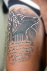 Genova, quartiere Lagaccio - Fabio Verace si tatua sulla coscia 