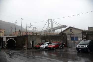 Genova, Certosa - i monconi di ponte Morandi sotto la forte piog