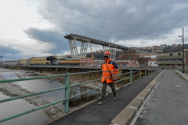 Genova - timidi primi lavori sul moncone ovest del Ponte Morandi