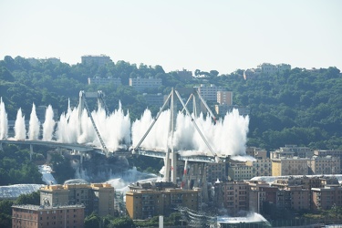 Genova - esplosione demolizione ponte morandi - sequenza da macc