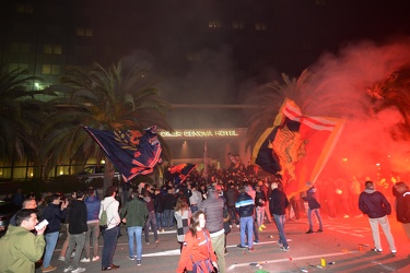 Genova, Hotel Sheraton - tifosi genoani salutano squadra prima d