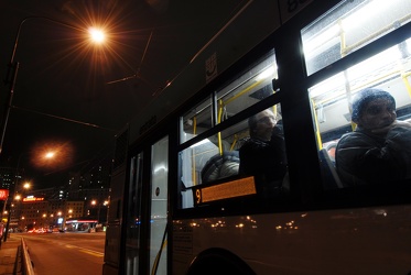 autobus di sera in via buozzi