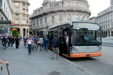 Genova, piazza De Ferrari - persone in attesa alla fermata dell'