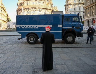 Genova - cardinale angelo bagnasco benedice autobotte polizia pe