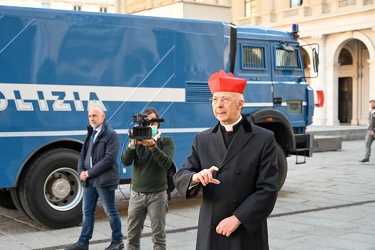 Genova - cardinale angelo bagnasco benedice autobotte polizia pe