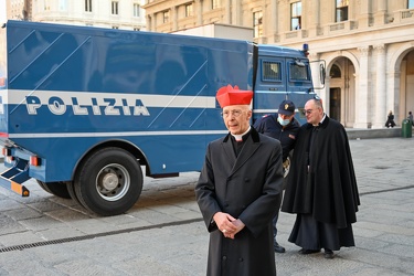 Genova - cardinale angelo bagnasco benedice autobotte polizia pe