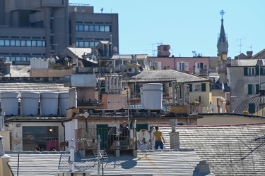 Genova - domenica mattina sui tetti del centro storico dopo stre