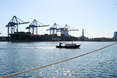 Genova - emergenza coronavirus - riprende lentamente il lavoro i