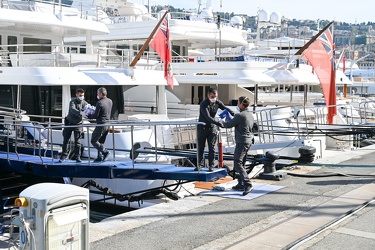 Genova, marina molo vecchio - consegna viveri agli yacht in quar