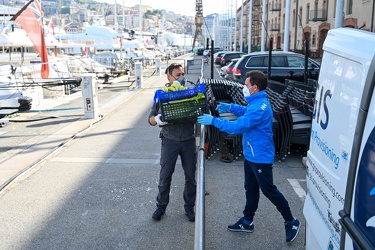 Genova, marina molo vecchio - consegna viveri agli yacht in quar