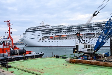 Genova, Stazione Marittima - ormeggiata nave crociera MSC Opera