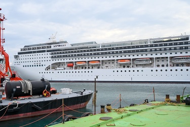 Genova, Stazione Marittima - ormeggiata nave crociera MSC Opera