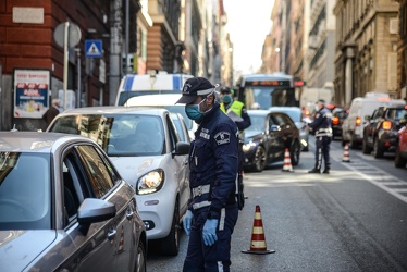 emergenza coronavirus controlli via assarotti 11042020-3294
