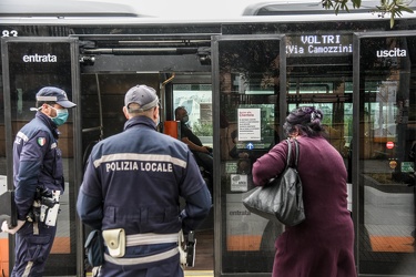 emergenza coronavirus controlli municipale Bus supermercati 12052020-0894