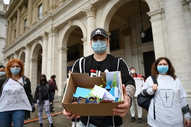 Genova, piazza de ferrari - protesta manifestazione commercianti