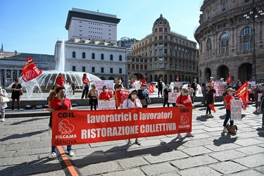 Genova - manifestazione operatrici delle mense scolastiche e uni