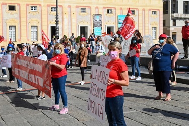 Genova - manifestazione operatrici delle mense scolastiche e uni