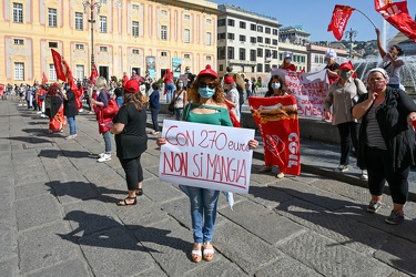 Genova - manifestazione operatrici delle mense scolastiche e uni