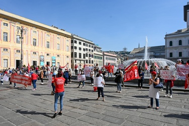 Genova - manifestazione operatrici delle mense scolastiche e uni