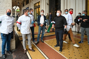 Genova, piazza De Ferrari - la protesta degli chef contro le nuo