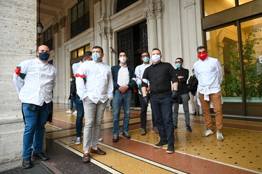 Genova, piazza De Ferrari - la protesta degli chef contro le nuo