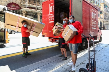 Genova, via XX Settembre - i ragazzi di Bartolini, corrieri, al 