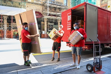 Genova, via XX Settembre - i ragazzi di Bartolini, corrieri, al 