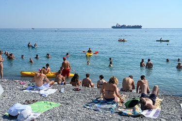 Genova, domenica di agosto sulle spiagge