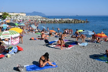 Genova, domenica di agosto sulle spiagge