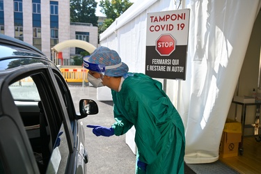 Genova, tamponi drive-in e walk-in