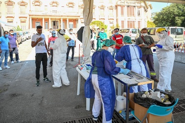 Genova, tamponi drive-in e walk-in