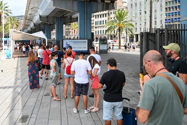 Genova, prima settimana dopo ferragosto - turisti porto antico