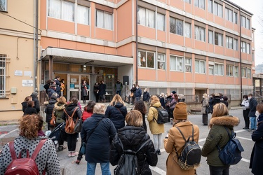 Genova, plesso scolastico Teglia - assemblea in cortile su probl