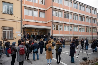 Genova, plesso scolastico Teglia - assemblea in cortile su probl