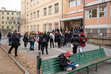 Genova, plesso scolastico Teglia - assemblea in cortile su probl