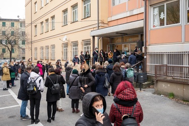 Genova, plesso scolastico Teglia - assemblea in cortile su probl