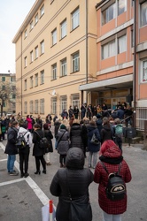 Genova, plesso scolastico Teglia - assemblea in cortile su probl