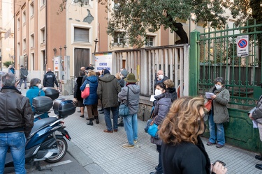 Genova, hub vaccinale teatro gioventu - affluenza e qualche coda
