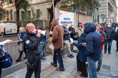 Genova, hub vaccinale teatro gioventu - affluenza e qualche coda