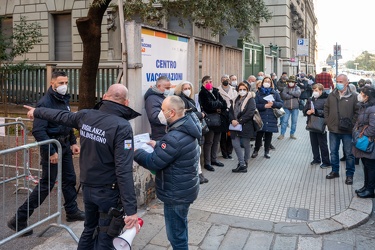 Genova, hub vaccinale teatro gioventu - affluenza e qualche coda