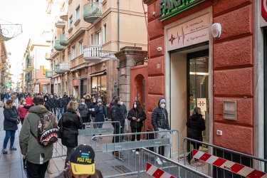 Genova, Sestri Ponente - coda tamponi farmacia via Sestri