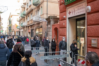 Genova, Sestri Ponente - coda tamponi farmacia via Sestri