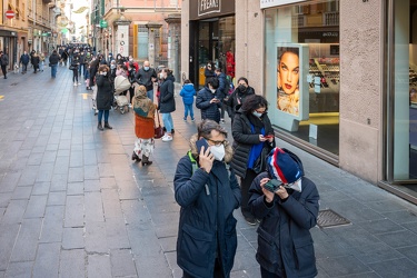 Genova, Sestri Ponente - coda tamponi farmacia via Sestri