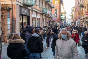 Genova, Sestri Ponente - coda tamponi farmacia via Sestri