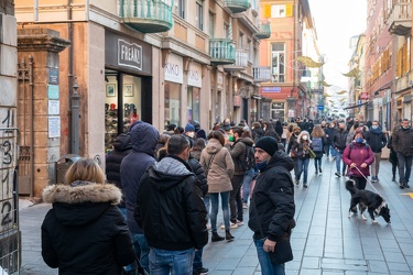 Genova, Sestri Ponente - coda tamponi farmacia via Sestri