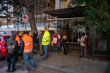 Genova, via Volta - presidio sanitari no vax davanti ingresso os