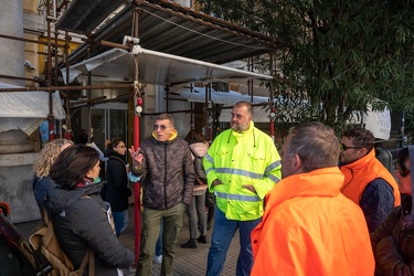 Genova, via Volta - presidio sanitari no vax davanti ingresso os