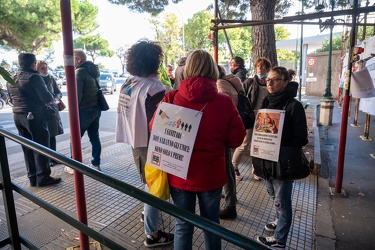 Genova, via Volta - presidio sanitari no vax davanti ingresso os