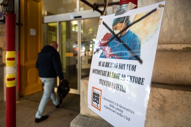 Genova, via Volta - presidio sanitari no vax davanti ingresso os