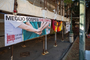 Genova, via Volta - presidio sanitari no vax davanti ingresso os